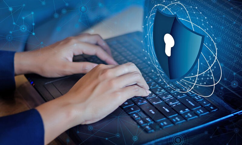 Protection du système par un antivirus, contre les attaques d'un pirate informatique.